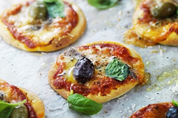 Minipizzor med sardeller och oliver