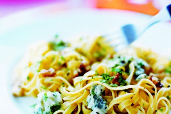 Pasta Tagliatelle Mezzanelle med gorgonzola och valnötter