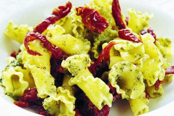 Pasta med pesto och soltorkade tomater