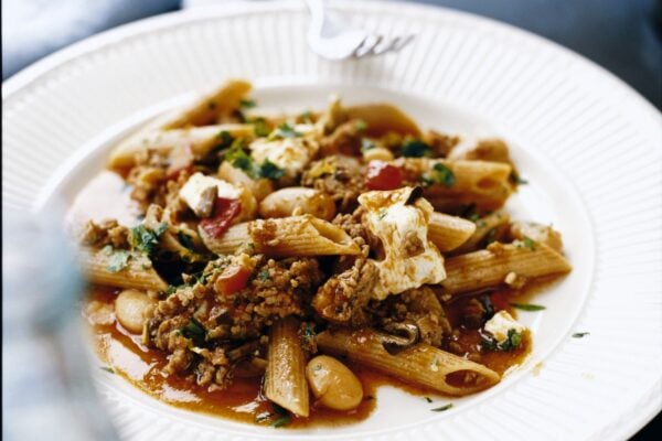 Pasta Penne rigate med lammfärssås, fetaost och oliver