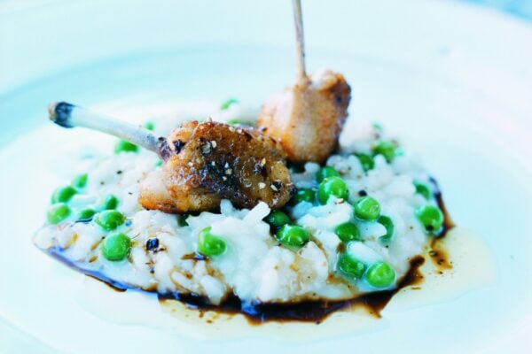 Risotto med stekt kyckling och gröna ärtor