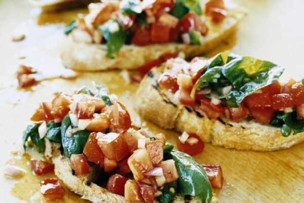 Tomatbruschetta med rödlök och basilika