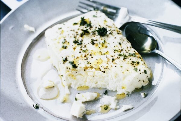 Ugnsbakad fetaost i foliepaket med honung