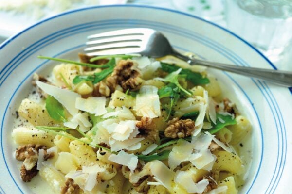 Pasta Tortiglioni med parmesan, valnötter och rucola