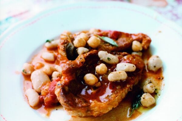 Bräserad lammbog med bönor och tomat