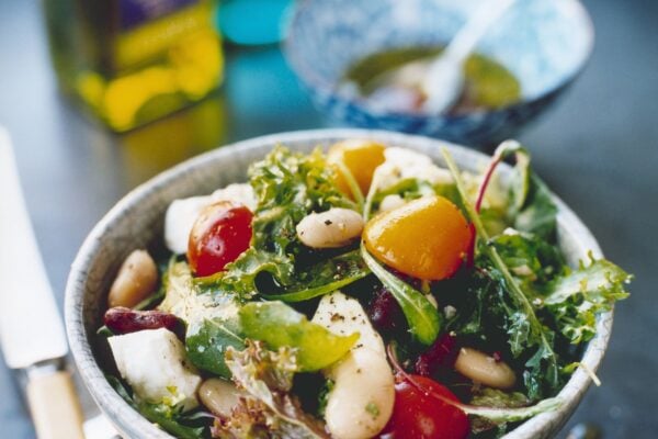 Ekologisk sallad med bönor, tomat och fetaost