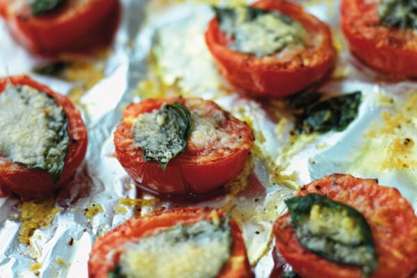 Parmesangratinerade tomater med basilika