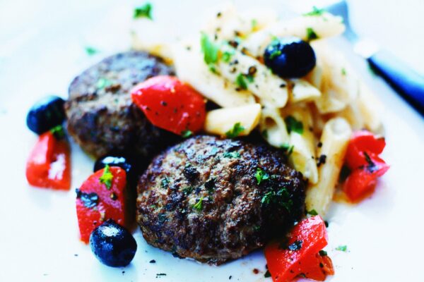 Lammfärsbiffar med pasta och getost