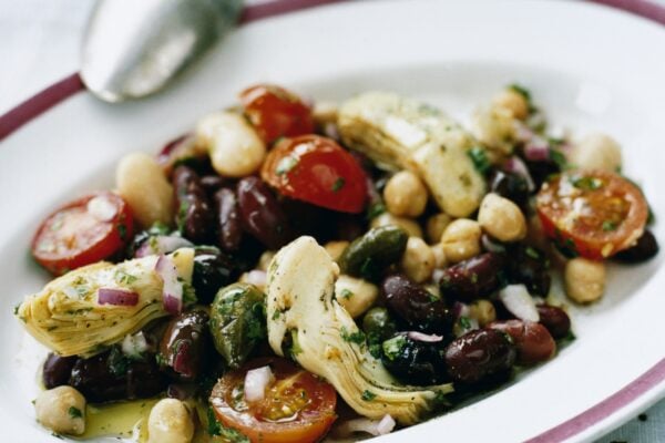 Marinerade bönor med kronärtskocka och oliver