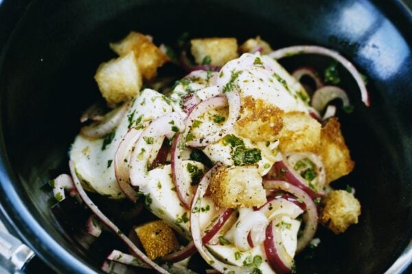 Mozzarella med rödlök, persilja och krutonger