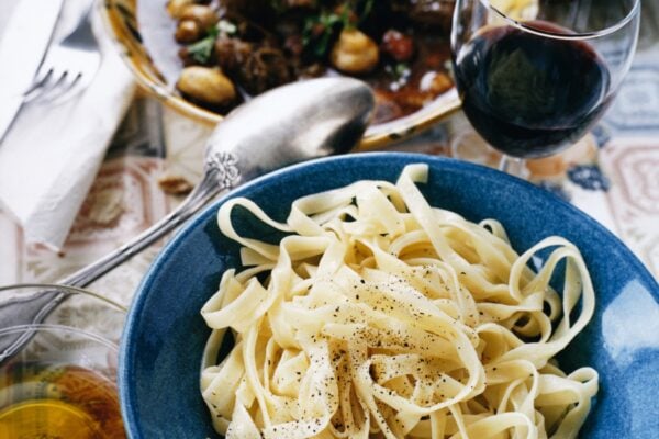 Oxragu i rött vin med rosmarin