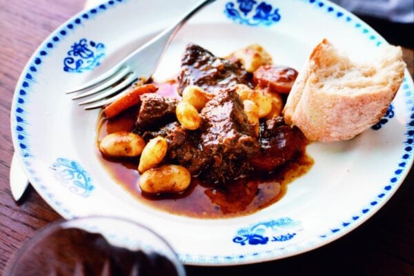 Oxragu med rött vin, rosmarin och bönor