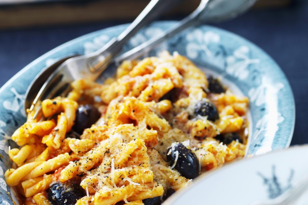 Recept från Zeta. pasta_i_tomatsas_med_oliver_kapris_och_parmesan