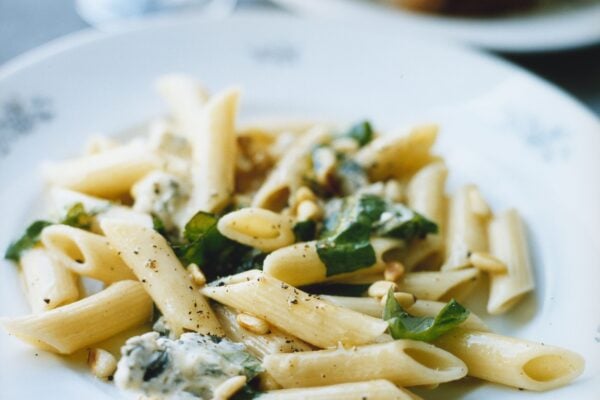 Pasta Penne Rigate med gorgonzola, nötter och basilika