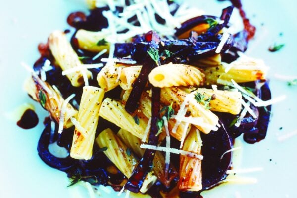 Pasta Tortiglinoi med rödlök i rött vin