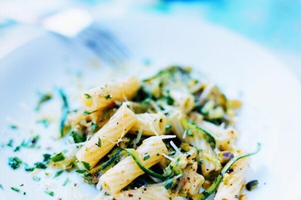 Pasta Tortiglioni med zucchini och pistaschnötter