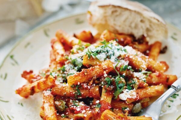 Pasta Tortiglinoi i tomatsås med oliver och kapris