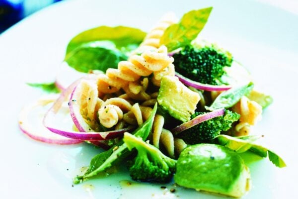 Pasta Fusilli Bucati med broccoli och avokado