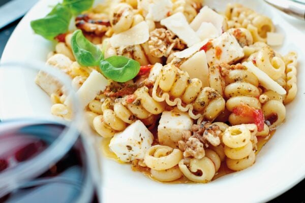 Pasta Radiatori med pesto och feta