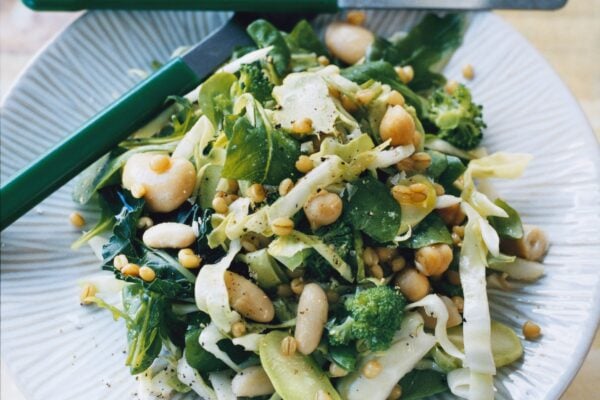 Sallad på rucola, matvete och broccoli
