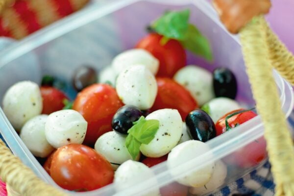 Tomat och minimozzarellasallad med oliver