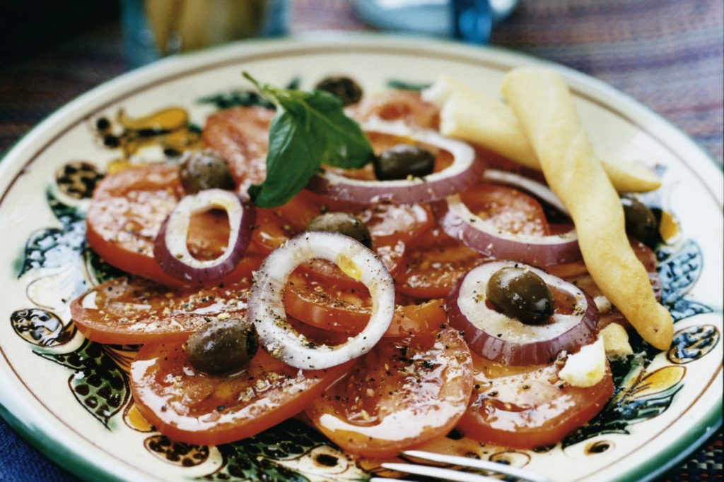 Recept från Zeta. tomatsallad-med-basilika-och-oliver