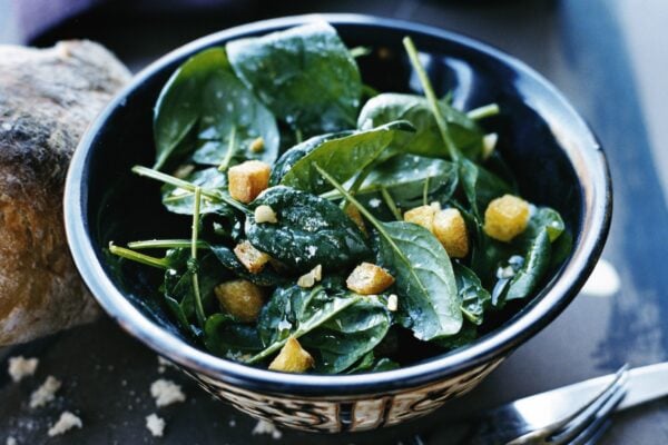 Vitlöksstekt spenat med krutonger
