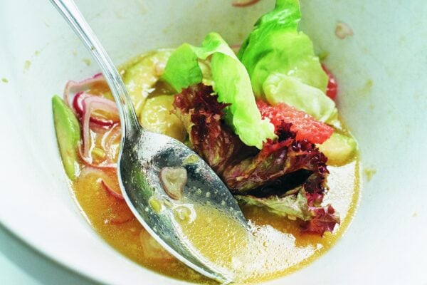 Avokado- och grapesallad med balsamvinäger