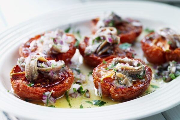 Bakade plommontomater med sardeller