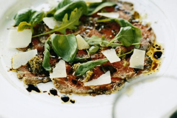 Biffcarpaccio med pesto, balsamico och rucola