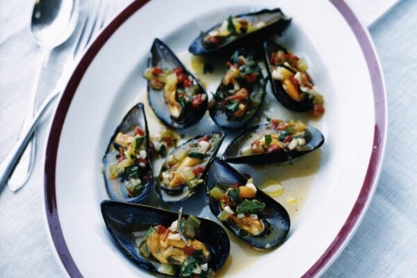 Blåmusslor med vitlök, tomat och paprika