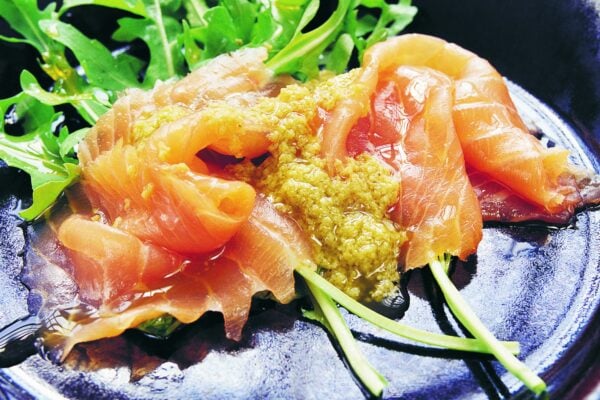 Carpacciolax med olivcrèmevinägrett