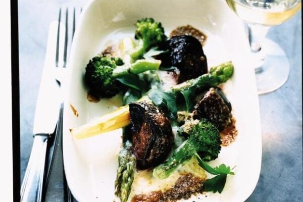 Ekologisk Gorgonzola och grönsaker i ugn