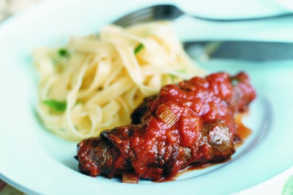 Fyllda nötrullader i tomatsås