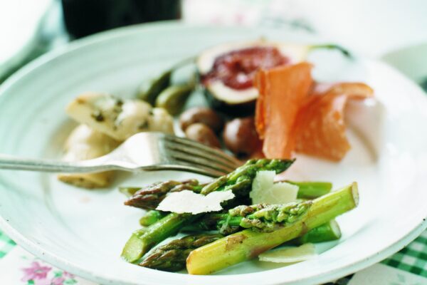 Färsk sparris med vinägrett och parmesan