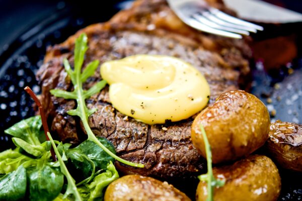 Grillad entrecôte med krämig vitlöksdressing