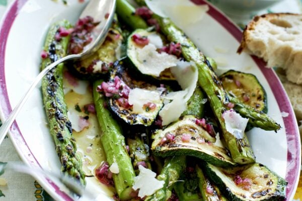 Grillad sparris med rödlöksvinägrett