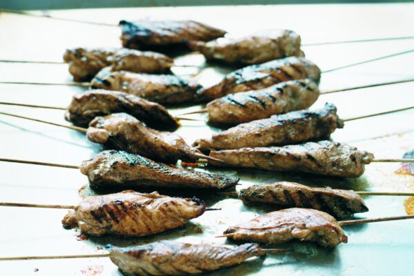 Grillade marinerade kycklingspett