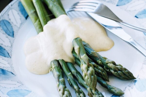 Grön sparris med fagiolatosås