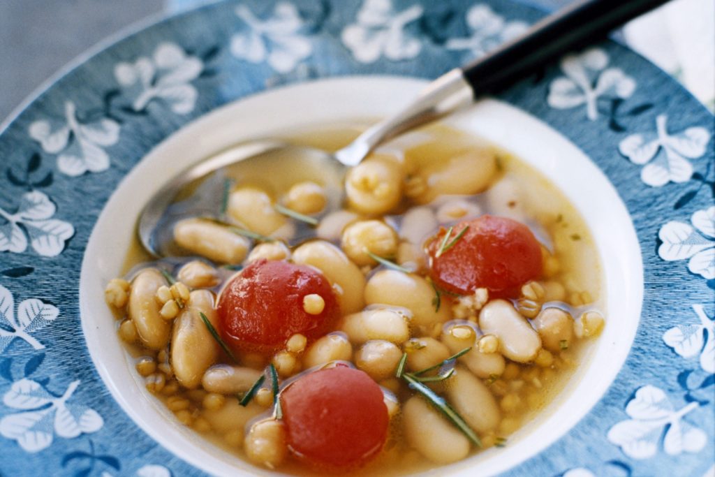 Recept från Zeta: Grön, vit och röd soppa med matvete, tomat och bönor