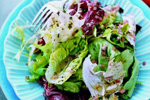 Grönsallad med rödlöksvinägrett