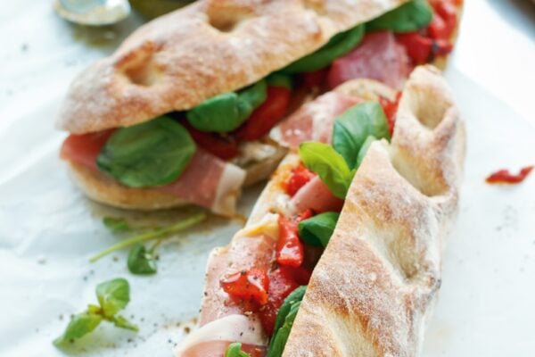 Panini med pesto, grillad paprika och prosciutto
