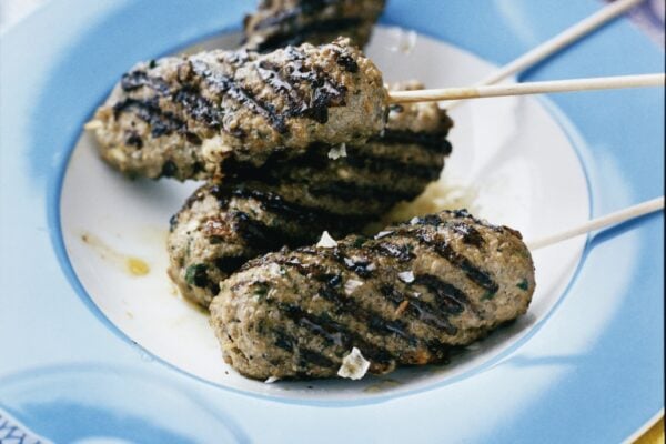 Köttfärsspett med fetaost och tomater