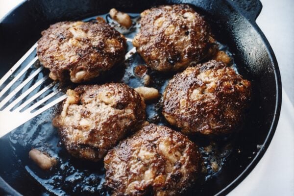 Lammfärsbiffar med bönor och olivcrème