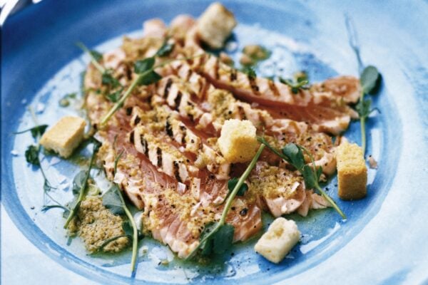 Lättgrillad lax med olivkräm och krutonger