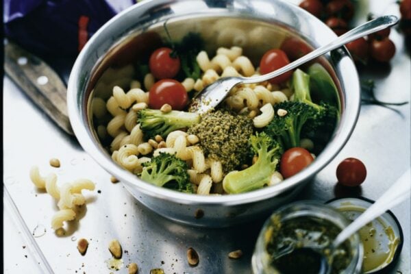 Pastasallad med broccoli, tomat och pesto