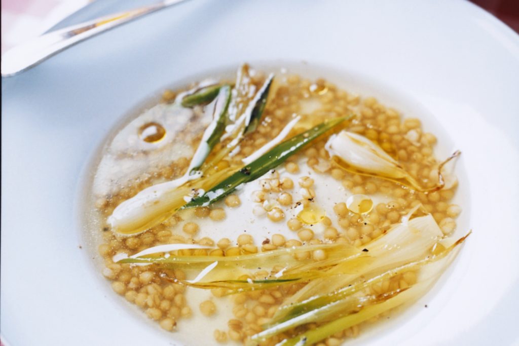 Recept från Zeta: Olivdoftande soppa med salladslök och matvete