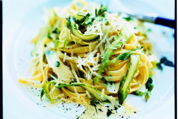 Pasta Fettuccine med vit och grön sparris