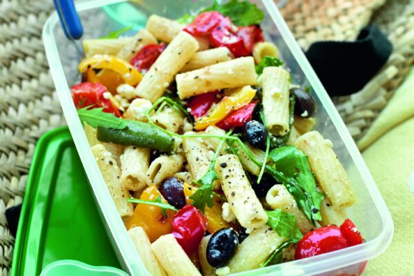 Pastasallad med fetaost, oliver och rucola