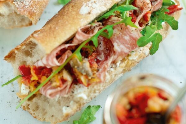 Baguette med ricotta, salami och grönsaker